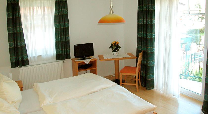 Pension Hiesel-Villa Untersbergblick Anthering Room photo