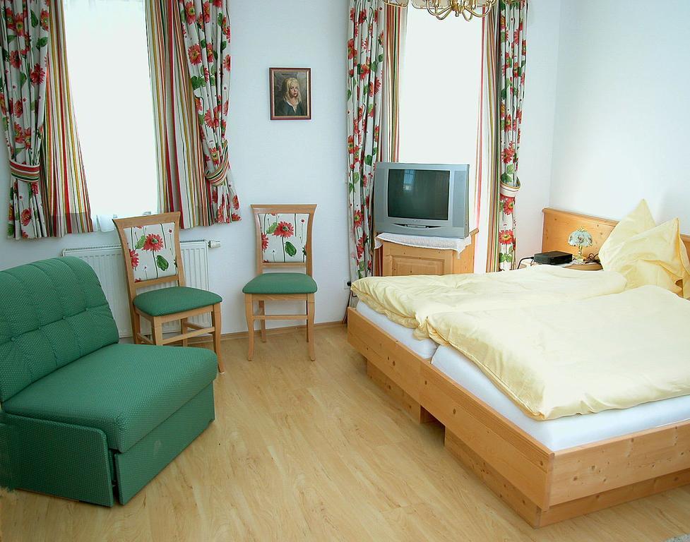 Pension Hiesel-Villa Untersbergblick Anthering Room photo